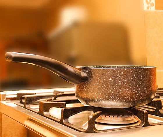 three-shots-pan-1927783 pot on stove